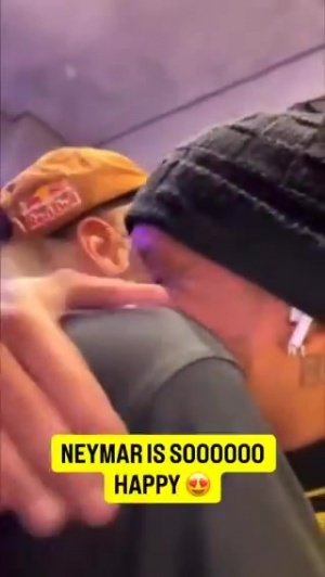 悬着的心终于落下！内马尔得知入选巴西名单，情绪激动与好友相拥